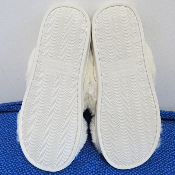 New Retail $62 Women's Fuzzy Slippers Size 9-10 - Picture 7 of 9